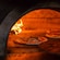 Pizzas caseras en un horno de piedra